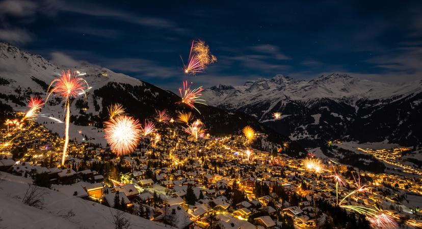 https://a.storyblok.com/f/150663/2351x1275/b2fceeefd4/verbier-ski-resort.jpg