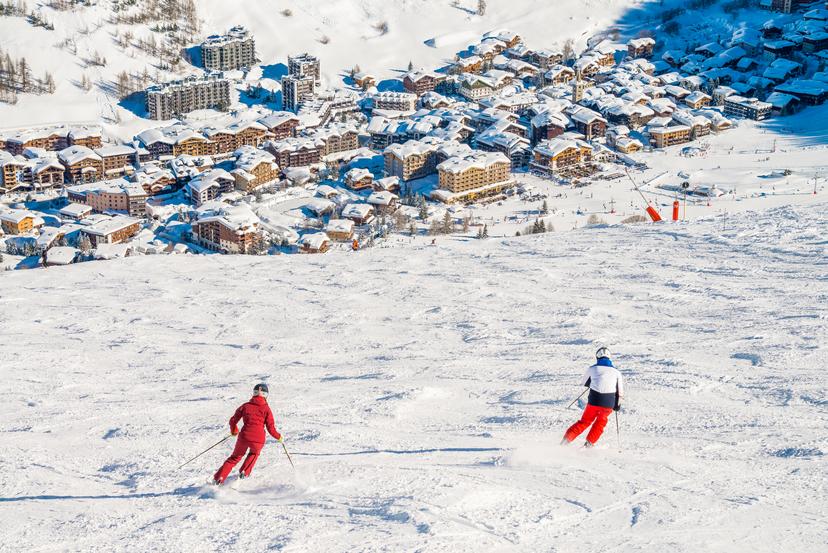 https://a.storyblok.com/f/150663/7360x4912/31a94583ab/val-d-isere-ski-resort.jpg