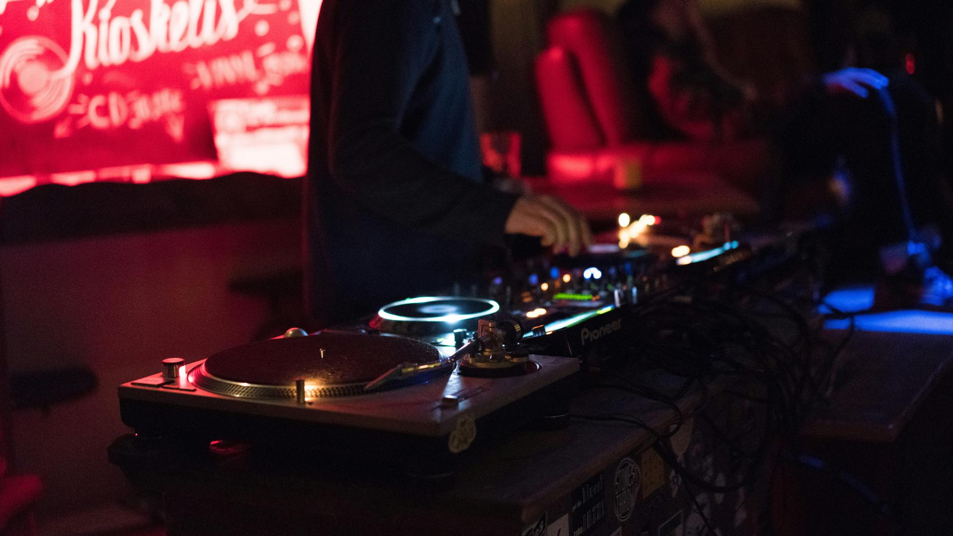 dj-nightlife-live-music-at-apres